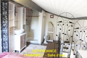 B&B / Chambres d'hotes Chez Martine et Bernard : Chambre Familiale avec Douche 