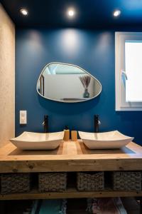 Maisons de vacances Villa Eden Bleu - Piscine et jacuzzi prive - Logement classe 4 etoiles : photos des chambres