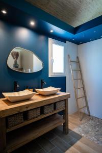 Maisons de vacances Villa Eden Bleu - Piscine et jacuzzi prive - Logement classe 4 etoiles : photos des chambres