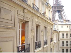 BROUILLY 17 avenue de la Bourdonnais 4 eme