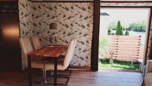 Het witte chalet aan het water van monumentaal fort