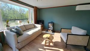 Het witte chalet aan het water van monumentaal fort