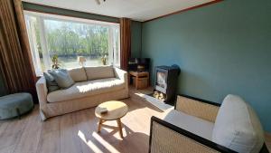 Het witte chalet aan het water van monumentaal fort