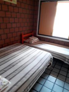 FLAT no Forte a 50 metro da praia, com 60 m2, 2 quartos com ar condicionado, cozinha completa, acomoda 8 pessoas, piscinas, área de lazer, WIFI, estacionamento, zelador, ambiente familiar.