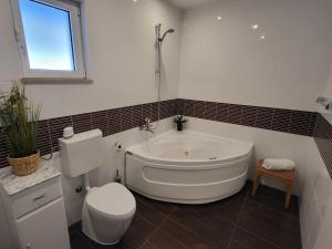 Blue Beach Villa with BBQ, Wifi and Stunning View