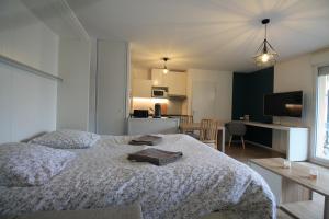 Appartements Parking rue Gratuit, Tout equipe, Bien neuf, Balcon prive, Matelas Bultex, 8mn a pied RER C Paris - Dourdan, Centre Hospitalier et Centre Ville a pied, 1er etage : photos des chambres