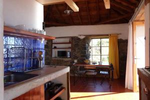 Casita en el campo con vista al oceano