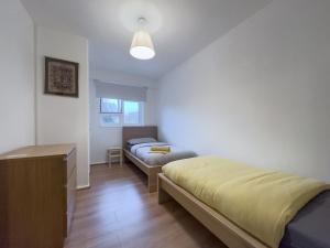 Spacious 2-Bedroom London Flat and 2 Balconies, Wi-Fi, Near Tube & Transport