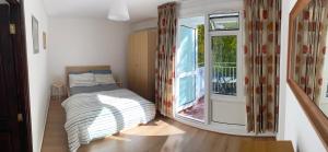 Spacious 2-Bedroom London Flat and 2 Balconies, Wi-Fi, Near Tube & Transport