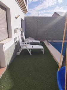 LA MANCHEGUITA DE MADRIGUERAS 5 DORMITORIOS DOBLES CHALET CON PISCINA, BARBACOA Y SALA DE JUEGOS ideal familias 11 personas
