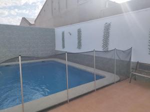 LA MANCHEGUITA DE MADRIGUERAS 5 DORMITORIOS DOBLES CHALET CON PISCINA, BARBACOA Y SALA DE JUEGOS ideal familias 11 personas