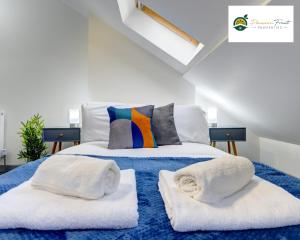 5 Bedroom - 5 Ensuite Baths, Sleeps 10, Near City Centre, with Free Wi-Fi, Garden - Family Stay - Business&Leisure 56HRC