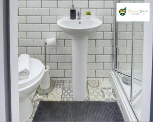 5 Bedroom - 5 Ensuite Baths, Sleeps 10, Near City Centre, with Free Wi-Fi, Garden - Family Stay - Business&Leisure 56HRC