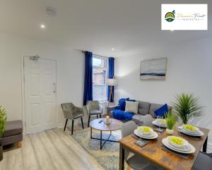 5 Bedroom - 5 Ensuite Bathrooms, Sleeps 10, Close to Coventry City Centre, with Free Wi-Fi, Spacious Kitchen, Free Parking and Garden - 56HRC