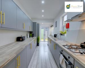 5 Bedroom - 5 Ensuite Baths, Sleeps 10, Near City Centre, with Free Wi-Fi, Garden - Family Stay - Business&Leisure 56HRC