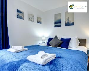 5 Bedroom - 5 Ensuite Bathrooms, Sleeps 10, Close to Coventry City Centre, with Free Wi-Fi, Spacious Kitchen, Free Parking and Garden - 56HRC