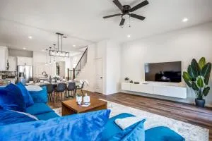 Luxury Gated Home 4bds 3 full baths 5 TVs King 7min to Downtown - Mount Houston