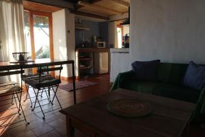 Casita en el campo con vista al oceano