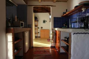 Casita en el campo con vista al oceano