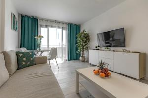 Newly reformed apartment with sea view and pool, near the beach, in Playa de Las Americas