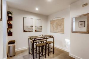 Modern Designer Condo Close to Downtown Austin!