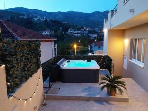 Relax apartment near Split with jacuzzi and mountain view