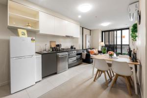 Cozy CBD 2 Bedroom Apartment with car park