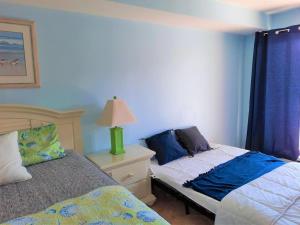 1B1B condo with Ocean views, Resort style, Free WIFI, Few steps to the Beach!!