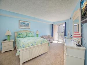 1B1B condo with Ocean views, Resort style, Free WIFI, Few steps to the Beach!!