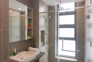 S20- Bedroom Bukit Bintang Robertson with Netflix