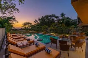 StayVista at Isabella The Beach View with Pvt Gym, Game Room & Pool - Bambolim