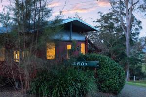 Carriageway Retreat - Unique Red Rattler Carriages and Units