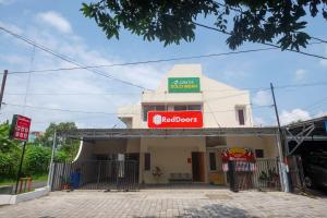 RedDoorz Plus near RS JIH Solo