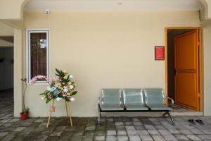 RedDoorz Plus near RS JIH Solo