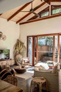 Beach Jungle - Hot Tub, Firepit & Pool in Beachside Oasis