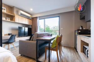 BTS S5 Surasak 900 meters near the Mekong River Pier Free Swimming Pool in Ferris Wheel Night Market Chinese Reception Bangkok Center