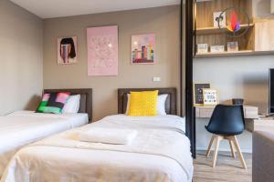 BTS S5 Surasak 900 meters near the Mekong River Pier Free Swimming Pool in Ferris Wheel Night Market Chinese Reception Bangkok Center