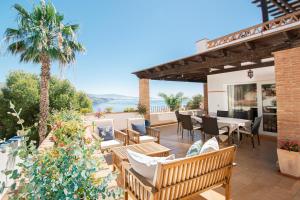 Lovely villa with jacuzzi and heated pool