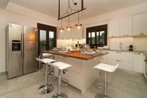 Beautiful house with pool & view