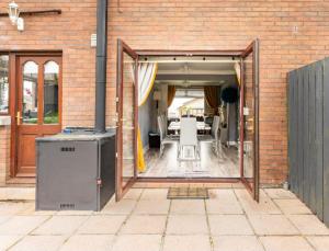 Spacious house City skyline and mountain views close too belfast centre and airports free parking