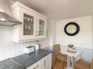 Cosy Seaside Home with Free Parking - Pass the Keys