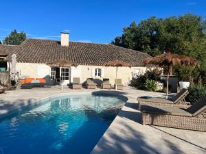 Maisons d'hotes Domaine de Roujol : Chambre Lit Queen-Size - Vue sur Piscine