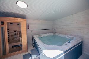 Villas VILLA piscine-spa-sauna, 25 personnes, 5 mn ocean : photos des chambres
