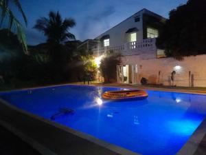 casa con piscina aeropuerto flandes