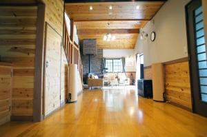 HARUNA SKY Panoramic view of Nasu,private space surrounded by fir trees,relaxing stone bath,watching movies on a 120inch big screen