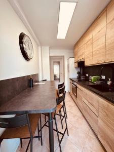 The NICE - 3 rooms, 3air cond, 3TV, 3fans, 2 wc, WIfi everywhere 5min aeroport, train, beach, 1min tram, 15 min centre, port, parking possible