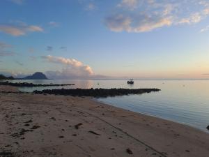 CAPLAGE - BEACHFRONT GROUND FLOOR APARTMENT in TAMARIN - 4hvězdičkové hotely ve městě Tamarin