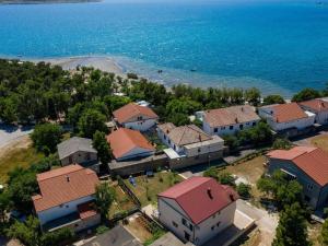 Apartment Zora in Seline, near pebble beach 