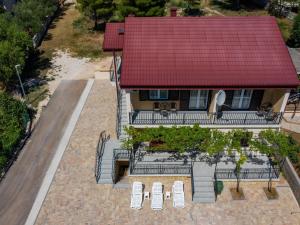 Apartment Zora in Seline with terrace, near the beach 