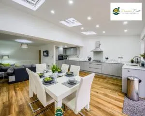 LOW rate SPECIAL DEAL for a 3 Bedroom house with 2 Baths- near Coventry Community Centre and War Memorial Park with Parking and FREE unlimited Wi-fi - ARC - Stivichall